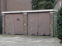 907818 Gezicht op de vervallen garageboxen aan het einde van de Verenigingstraat te Utrecht. De woningen inclusief de ...